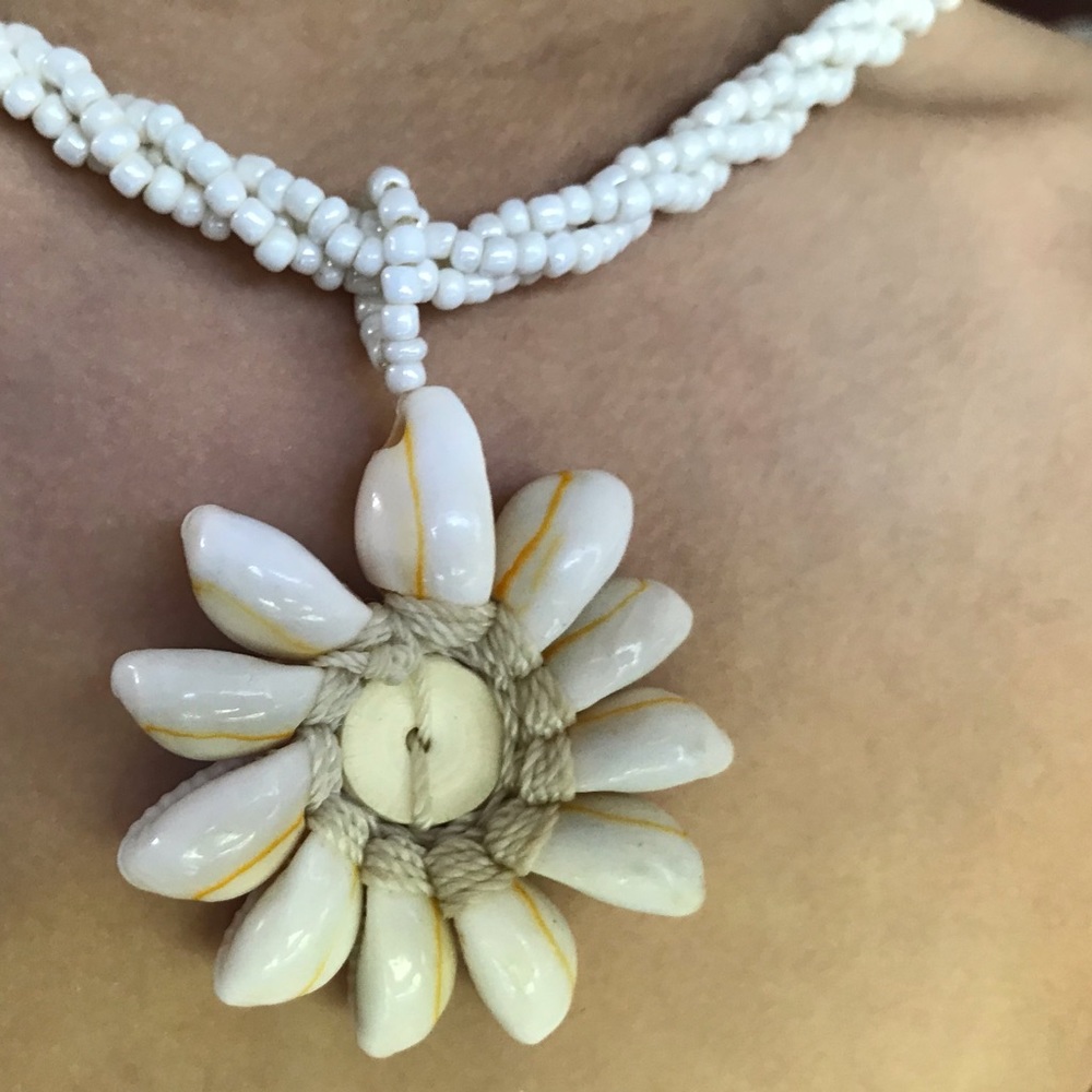$3 If Bundle: Shell flower and bead necklace - Picture 2 of 8